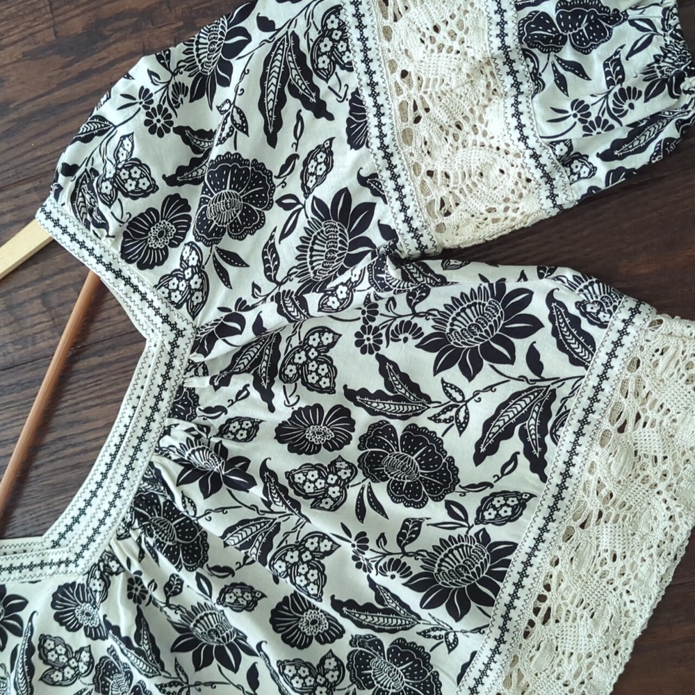 CHRISTIAN SIRIANO I Black & Cream Boho Floral & Crochet Lace Crop Blouse Top, XS